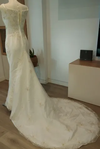 Traje de novia bordado con cola.Cint 77 pech90-91
