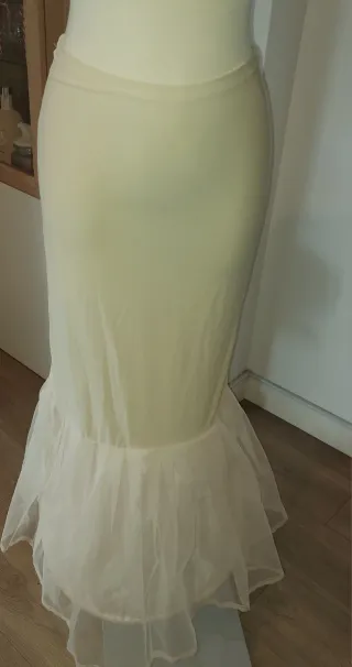 Traje de novia bordado con cola.Cint 77 pech90-91