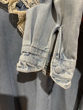 Vestido vaquero con encaje
