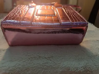 Bolso rosa metalizado efecto piel