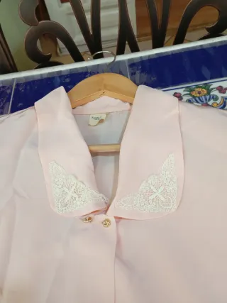 Camisa rosa cruzada con cuello Peter Pan