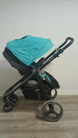 Carro de bebé y capazo color turquesa