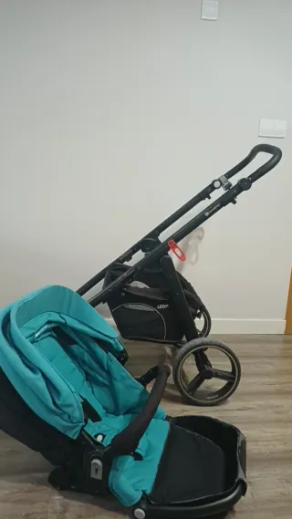 Carro de bebé y capazo color turquesa