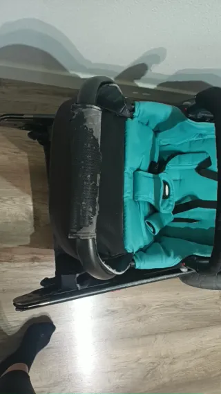 Carro de bebé y capazo color turquesa