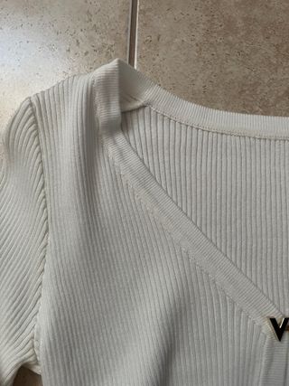 Top manga larga blanco con botones V