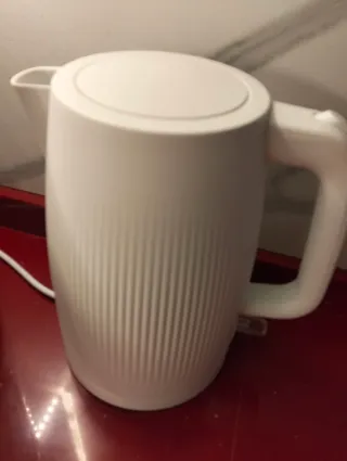 Hervidor eléctrico blanco