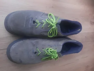 Zapatillas de seguridad grises con cordones verdes