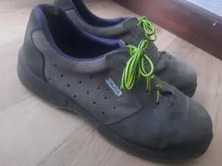 Zapatillas de seguridad grises con cordones verdes