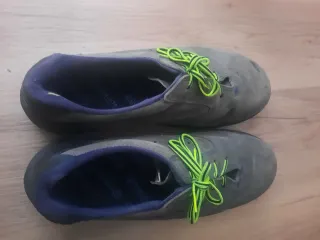 Zapatillas de seguridad grises con cordones verdes