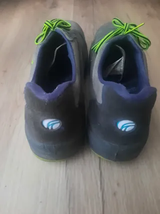Zapatillas de seguridad grises con cordones verdes