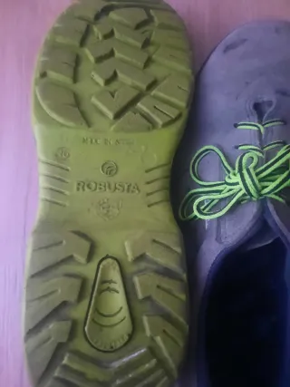 Zapatillas de seguridad grises con cordones verdes