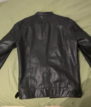Chaqueta de piel negra