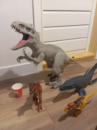 Conjunto de dinosaurios de juguete