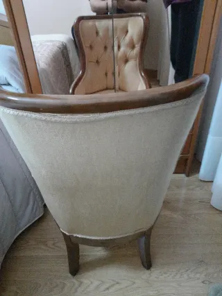 Sillón bajo tapizado beige y madera