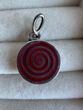 Colgante redondo espiral roja en plata