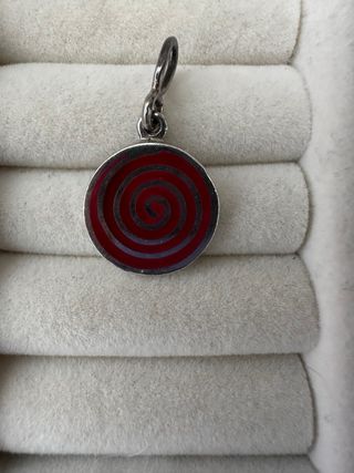 Colgante redondo espiral roja en plata
