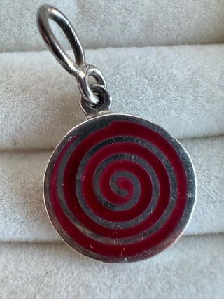 Colgante redondo espiral roja en plata