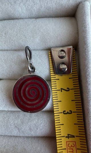 Colgante redondo espiral roja en plata