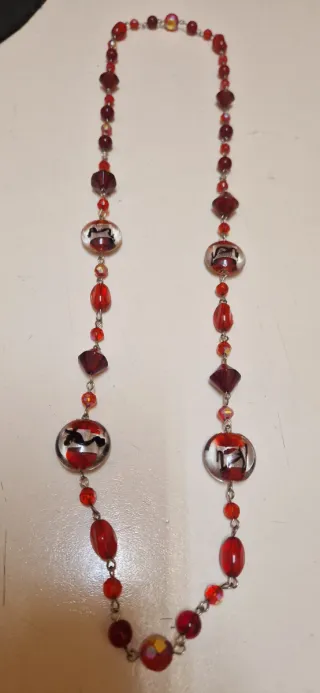 Collar de cuentas rojas y plateadas