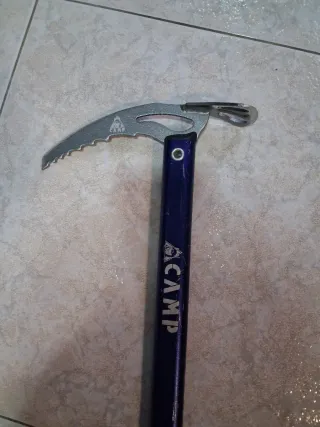 Piolet ligero alpinismo/esquí de travesia.