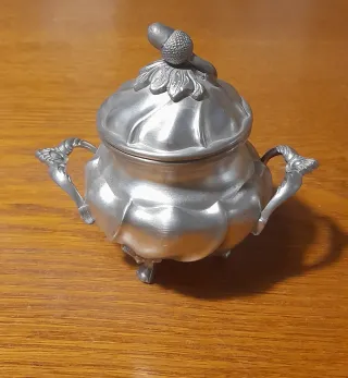 Zuccheriera in peltro con decoro ghianda