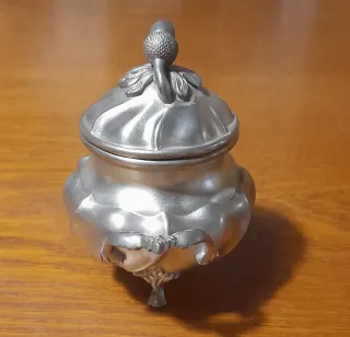 Zuccheriera in peltro con decoro ghianda