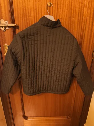 Chaqueta acolchada con bufanda desmontable