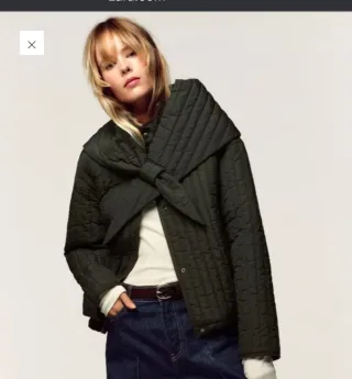 Chaqueta acolchada con bufanda desmontable