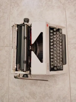 Máquina de escribir Olympia Mónica