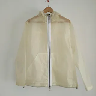 Cortavientos con capucha beige y blanco