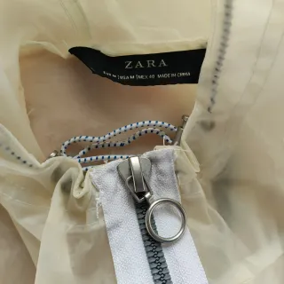 Cortavientos con capucha beige y blanco