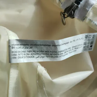 Cortavientos con capucha beige y blanco