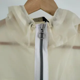 Cortavientos con capucha beige y blanco