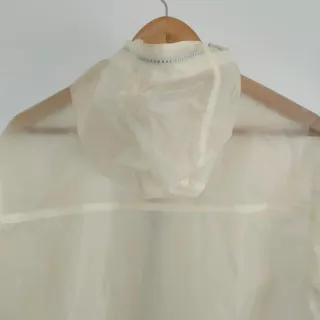 Cortavientos con capucha beige y blanco