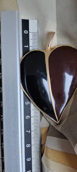 Vintage spilla/ oreccino a forma di cuore bicolor