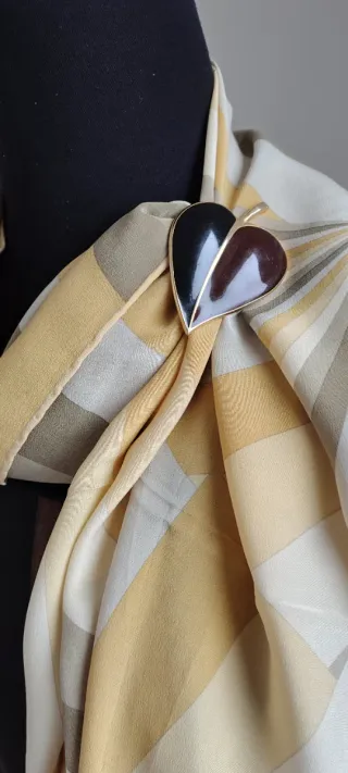 Vintage spilla/ oreccino a forma di cuore bicolor