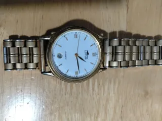 Reloj Lotus Quartz Dorado