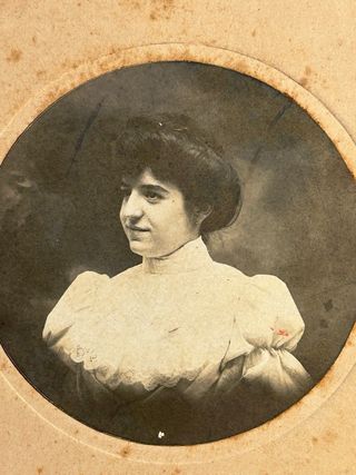 Fotografía antigua mujer con dedicatoria