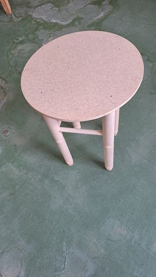 Tavoli brasero e sgabelli in legno