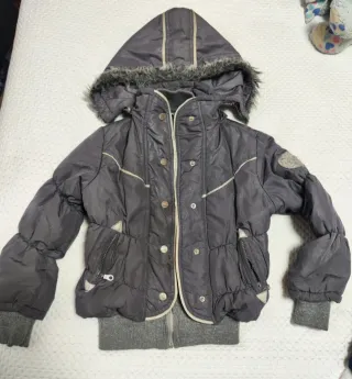 Cazadora gris con capucha y pelo