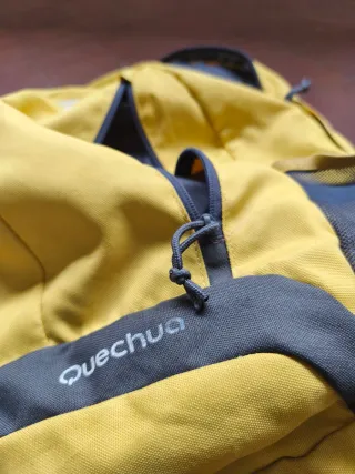 Mochila Quechua amarilla y gris