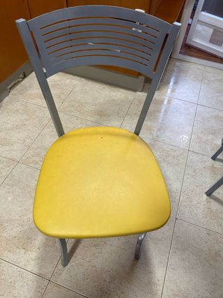 Silla de cocina gris y amarilla y metal