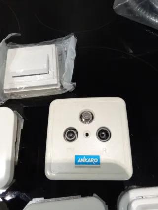 Enchufes e interruptores varios