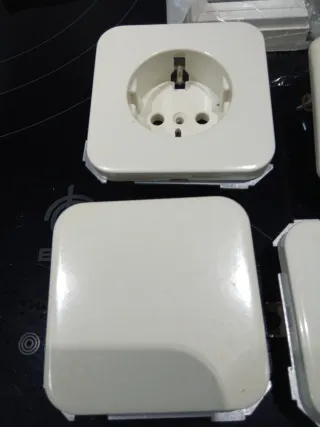 Enchufes e interruptores varios
