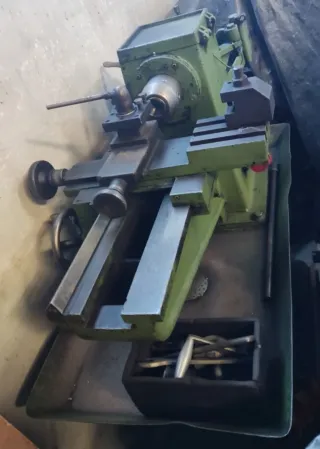 Torno de metal verde
