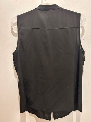 Blusa Calvin Klein sin mangas con volantes