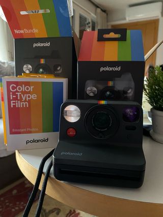 Cámara Polaroid Now + Film