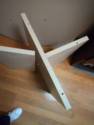 Mesa redonda beige y sillas verdes