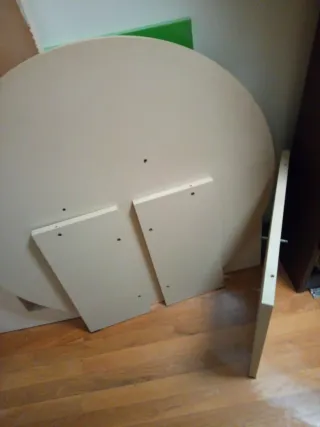 Mesa redonda beige y sillas verdes