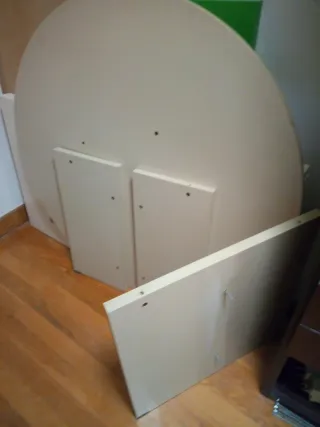 Mesa redonda beige y sillas verdes